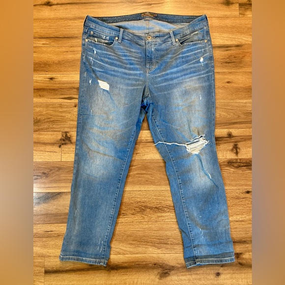 Torrid 20R Boyfriend Straight Vintage Stretch Distressed Jeans Light Wash - Picture 2 of 9